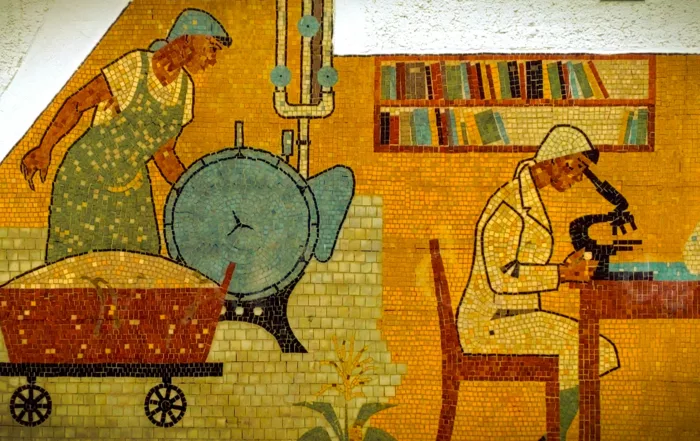 Eine Wand mit einem Mosaik im Stile des sozialistischen Realismus.